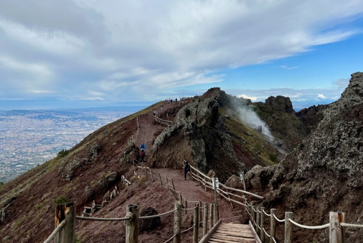 pompeii volcano hike