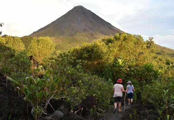 volcano hike arenal